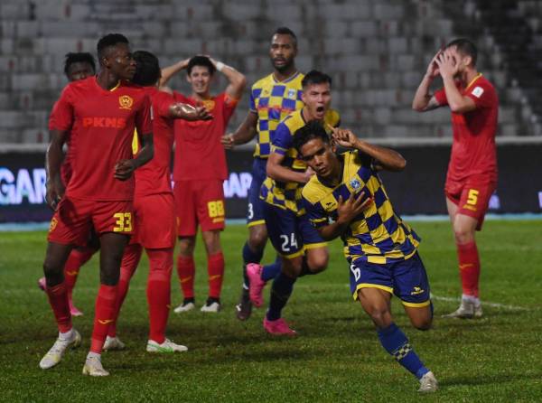 Pemain Sri Pahang, Abdul Malik Mat Ariff meraikan jaringan ketika menentang Selangor FC pada perlawanan Liga Super di Stadium Darul Makmur malam tadi. -Foto: Bernama