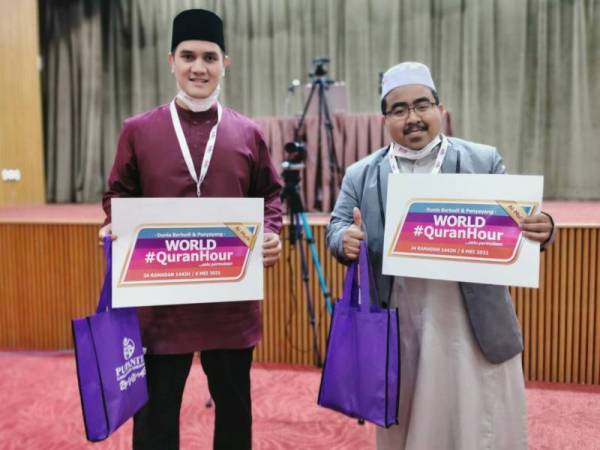 Pendakwah bebas selaku pentadabbur, Amir Shakirin Maznan (kanan) bersama qari jemputan, Abdul Hadi Abdul Halim pada program World #QuranHour di Dewan Konvensyen Wisma Darul Iman, Kuala Terengganu pada Khamis.