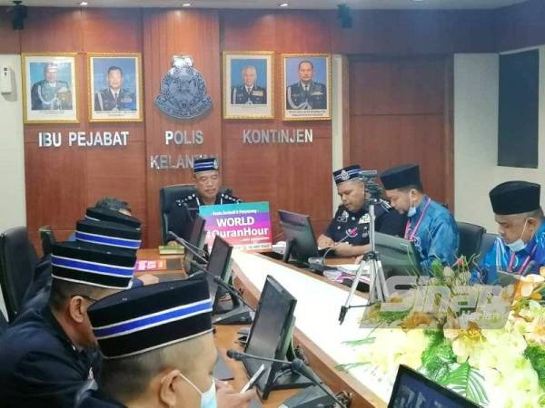 Shafie (tengah) mengetuai program World #QuranHour yang diadakan serentak seluruh negeri di peringkat PDRM Kelantan pada Khamis.