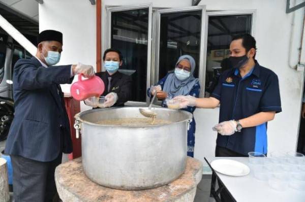 Warga Nuklear Malaysia ketika menyediakan bubur lambuk.