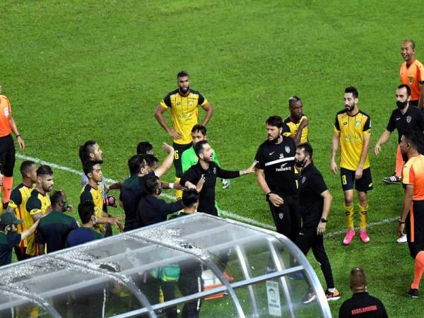 Berlaku sedikit ketegangan antara pemain dan pegawai KDA FC dan JDT selepas tamat separuh masa pertama di Stadium Darul Aman pada Selasa. - Foto Bernama