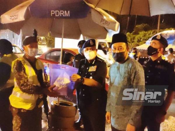 Abd Jalil memberikan sumbangan baucar kepada anggota tentera yang bertugas di SJR Tol Bentong sambil disaksikan Amilludin (dua dari kanan) pada Rabu.