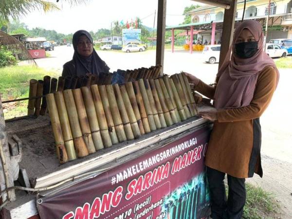 Sarina (kiri) hanya menerima tempahan pelanggan tetap sahaja kali ini memandangkan orang ramai tidak boleh bergerak untuk rentas daerah mahupun negeri bagi mendapatkan lemangnya.