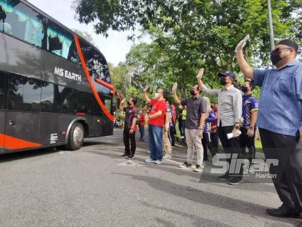 Ahmad Bashawir (dua dari kanan) melambai pelajar ketika pelepasan pulang pelajar UUM ke kampung halaman masing-masing sempena Aidilfitri di pekarangan Varsity Mall UUM, Sintok pada Jumaat.