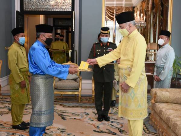 Sultan Nazrin (kanan) menerima cek zakat perniagaan TH yang dipersembahkan Mohamad Abas dalam satu majlis ringkas di Istana Kinta, Ipoh pada Jumaat. - Foto MAIPK