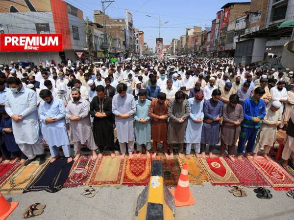 Ribuan orang menghadiri solat Jumaat di Peshawar, Pakistan pada Jumaat.