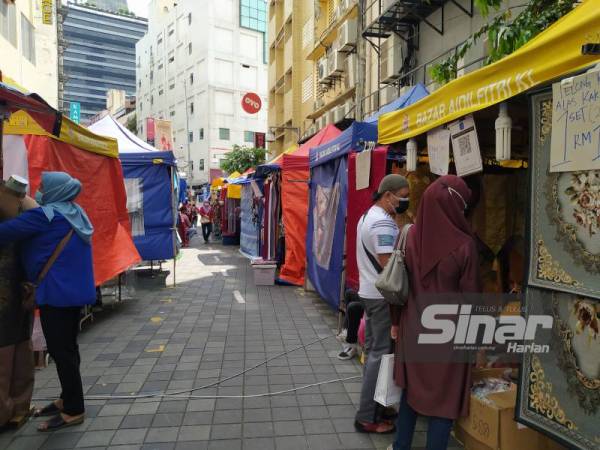 Keadaan bazar Aidilfitri di Lorong TAR pada Jumaat.