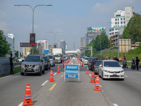 Keadaan semasa di Lebuhraya Persekutuan menghala ke pusat bandar sedikit sesak ekoran anggota polis membuat pemeriksaan dokumen kebenaran merentas daerah atau negeri pengguna jalan raya. Foto Bernama