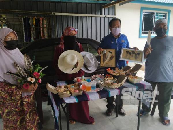 Ahmad (dua dari kanan) mengadakan lawatan ke projek ayam belanda di Kampung Parit Haji Zain Laut, Pontian pada Sabtu.