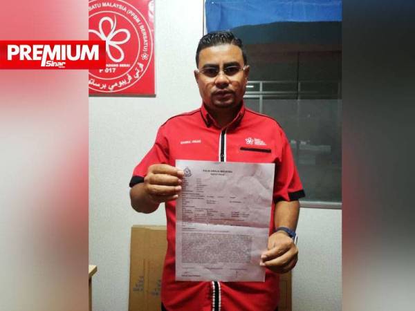 Khairul Anuar menunjukkan laporan yang dibuat di Balai Polis Kulim pada Khamis.