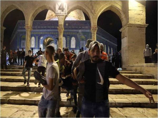 Sekurang-kurangnya 200 rakyat Palestin cedera selepas polis Israel menyerbu Masjid Al-Aqsa dan menembak jemaah menggunakan peluru getah. Foto Reuters