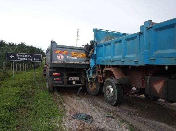 Kemalangan membabitkan dua buah lori di Kilometer 82 Jalan Johor Bahru-Mersing, Kota Tinggi pada Sabtu.