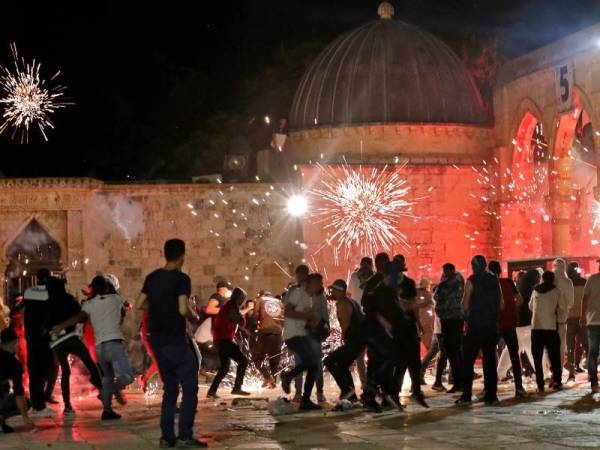 Rejim Zionis melemparkan bom tangan pegun ke arah penunjuk perasaan ketika pertempuran ganas tercetus di pekarangan al-Aqsa pada Jumaat. - Foto: AFP