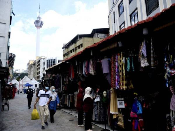 Keadaan persekitaran Jalan Tuanku Abdul Rahman dan Jalan Masjid India di ibu negara lengang daripada dikunjungi orang ramai.