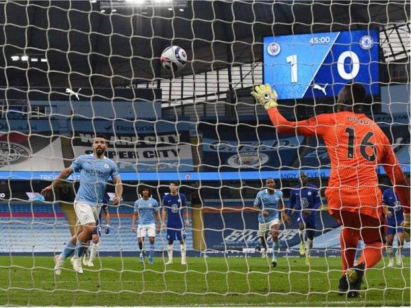 Aguero melakukan sepakan penalti panenka namun penjaga gol Chelsea, Edouard Mendy mudah menangkap sepakan tersebut. - Foto Getty Images