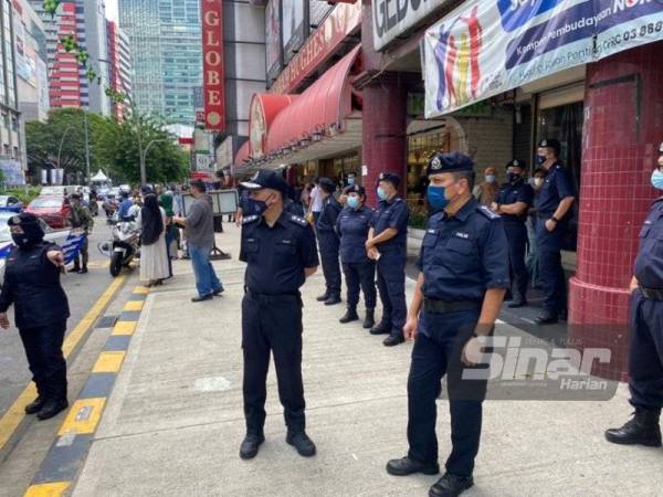 Polis melakukan tinjauan di bazar Aidilfitri Jalan Tuanku Abdul Rahman.