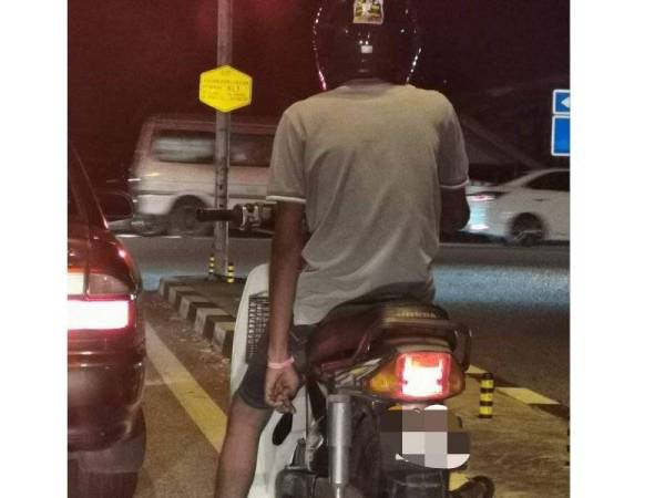 Seorang lelaki memakai gelang pink yang dikesan menunggang motosikal di Padang Serai di sini ditahan polis pada Ahad.