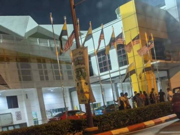 Situasi di pekarangan Stadium Perak, Ipoh ketika pemain Perak FC dikatakan memboikot sesi latihan pada Jumaat.