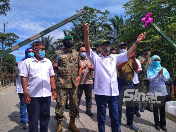 Ismail Sabri (tengah) ketika menyempurnakan simbolik perasmian jambatan di Kampung Sungai Putat, Jerantut pada Sabtu.