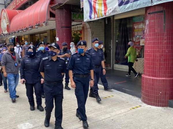  Azmi bersama pegawainya ketika melakukan tinjauan pematuhan SOP di Bazar Aidilfitri di Jalan TAR, Kuala Lumpur pada Ahad