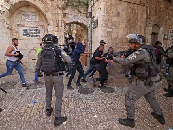 Tentera Israel mengepung Masjid Al-Aqsa bagi menghalang rakyat Palestin memasukinya.