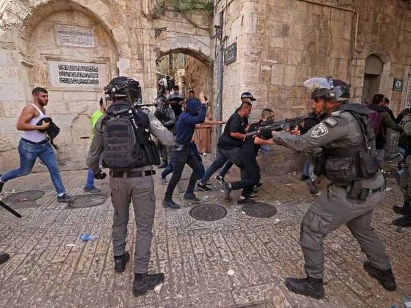 Tentera Israel mengepung Masjid Al-Aqsa bagi menghalang rakyat Palestin memasukinya.