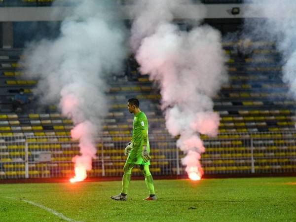 Aksi Liga Super antara Perak FC dan Sri Pahang FC dicemari dengan balingan suar oleh penyokong di Stadium Perak pada Ahad. - Foto Bernama