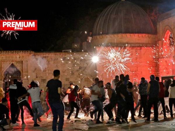 Sejumlah penunjuk perasaan Palestin menyelamatkan diri selepas polis Israel menggunakan bom tangan gegaran untuk menyuraikan mereka di pekarangan Masjid Al-Aqsa, Baitulmaqdis Timur pada 7 Mei lalu. - Foto AFP