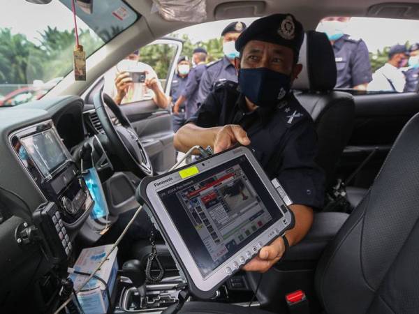 Mohd Nadzri menunjukkan teknologi iCops yang dipasang di sebuah kereta polis pada sidang akhbar pada Op Rentas dan Pelancaran Alat Bantuan Teknik JSPT In Car Radar dan iCops di Hentian Rehat dan Rawat Seremban Lebuh Raya Utara Selatan (PLUS) pada Selasa.