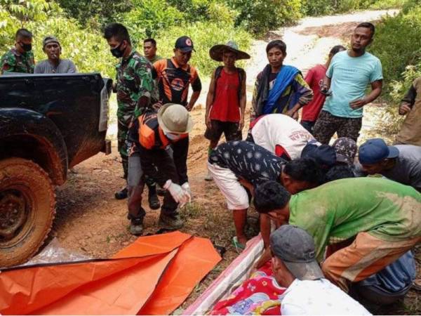 Pasukan penyelamat mengeluarkan mayat, manakala mangsa yang cedera dihantar ke pusat kesihatan masyarakat untuk rawatan. - Foto AFP