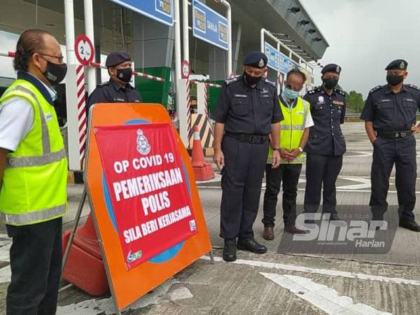 Mior Faridalathrash (tiga dari kiri) ketika membuat lawatan kerja ke Plaza Tol Ipoh Utara arah selatan pada Selasa.