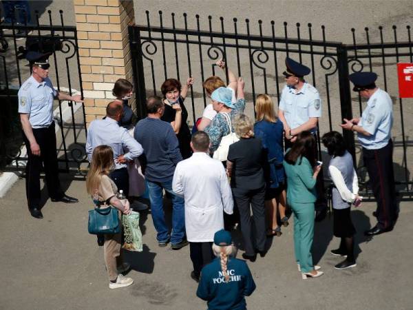 Orang ramai termasuk ibu bapa pelajar berkumpul di luar pagar di School No 175 selepas insiden tembakan di Kazan. - Foto AFP