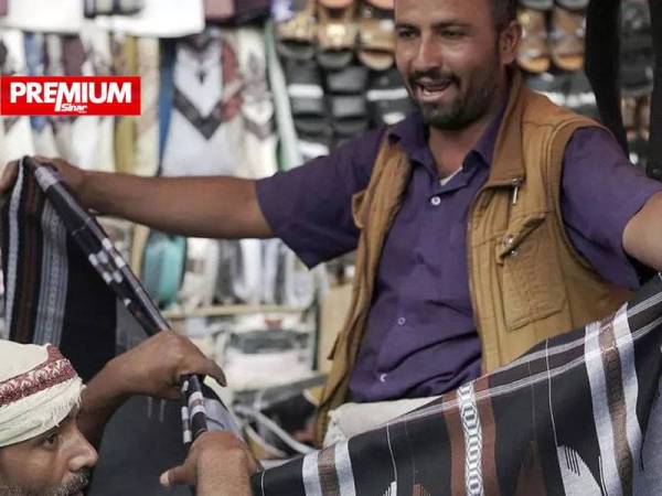 Persiapan bagi menyambut Hari Raya Aidilfitri masih dilakukan oleh penduduk bandar Marib di Yemen walaupun negara itu dilanda perang saudara sejak tahun 2014. - Foto AFP