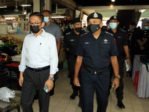 Ayob Khan melakukan tinjauan keadaan pematuhan SOP sempena Aidilfitri di Pasar Awam Larkin, Johor Bahru pada Rabu.