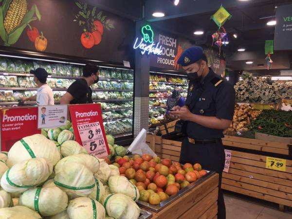 Penguatkuasa KPDNHEP membuat pemantauan harga di salah sebuah pasar raya.