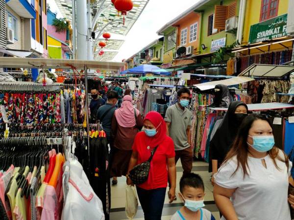 Pengunjung membeli barangan untuk menyambut ketibaan Aidil Fitri sebagai persiapan menyambut Aidilfitri. Foto Bernama