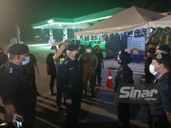 Acryl Sani (dua kiri) melawat anggota dan pegawai polis yang bertugas di SJR Bukit Jelutong di sini pada Khamis.