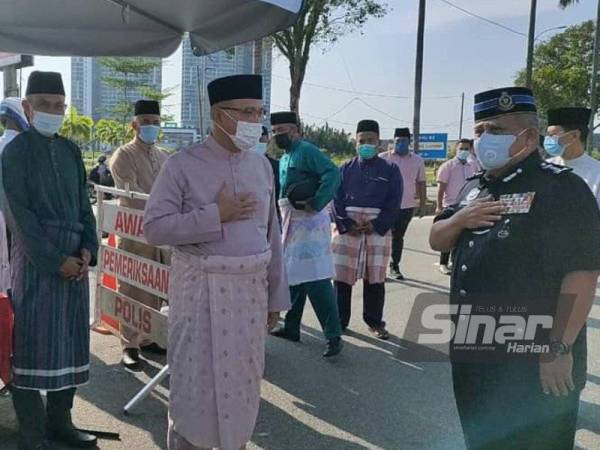 Wan Rosdy (tengah) melakukan tinjauan di sekatan jalan raya di Jalan Tanjung Lumpur pada Khamis.