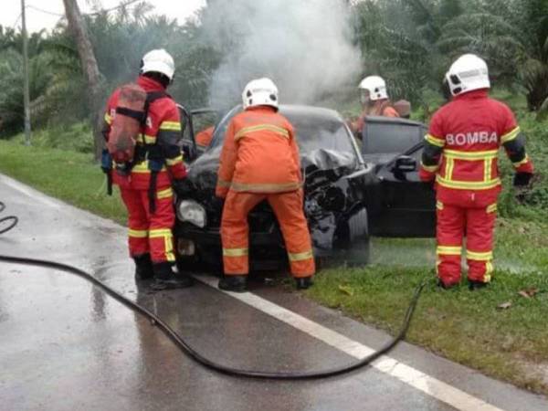 Anggota bomba sedang memadam kebakaran di bahagian hadapan kereta berkenaan. -Foto: Ihsan bomba