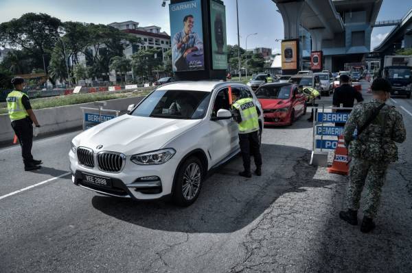 Anggota PDRM membuat pemeriksaan terhadap pengguna jalan raya yang melalui sekatan jalan raya (SR) di Jalan Cheras bagi memastikan orang ramai tidak merentas daerah atau negeri terutama bagi aktiviti menziarahi tanpa surat kebenaran ketika tinjauan hari pertama perayaan Aidilfitri hari ini. -Foto Bernama