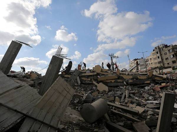 Penduduk Palestin memeriksa runtuhan rumah dalam serangan udara Israel di bandar Beit Lahia, utara Jalur Gaza. Foto Xinhua