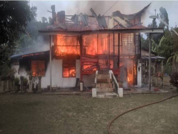 Keadaan rumah mangsa yang musnah dalam kebakaran di Kampung Sayong Tengah pada Khamis. Foto: ihsan bomba.