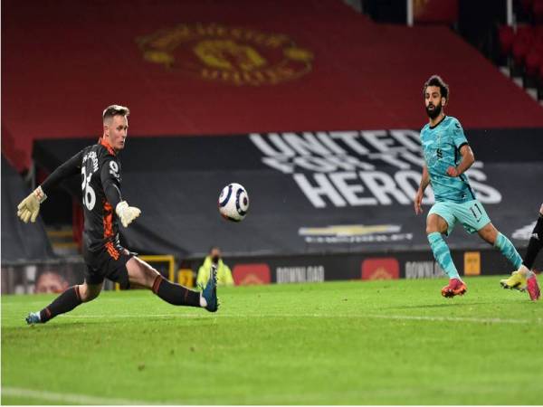 Salah (kanan) ketika meledak gol keempat The Reds ketika menentang Manchester United di Old Trafford.