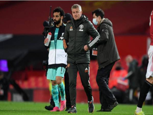 Solskjaer (tengah) selepas aksi menentang Liverpool di Old Trafford.