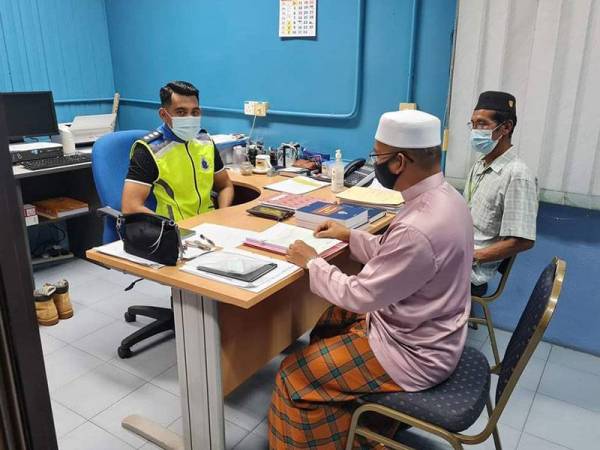 Azman (tengah) bersama jirannya, Zakaria (kanan) ketika memberi keterangan di IPD Besut pada Jumaat. - Foto: Ihsan Facebook Dr Azman Ibrahim