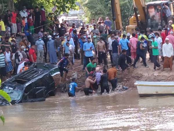 Kenderaan tersebut dibawa naik ke sebarang Thailand kerana keadaan tebing yang lebih landai dari sempadan Rantau Panjang.