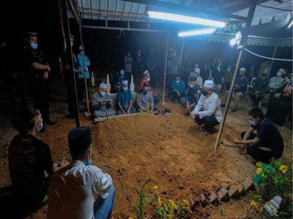 Allahyarham Haziq selamat disemadikan di Tanah Perkuburan Taman Koperasi Serkam Darat, Merlimau kira-kira 1.40 pagi Sabtu.