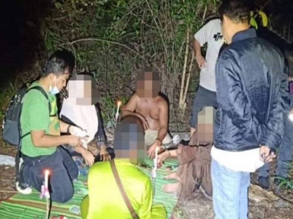 Tiga lelaki dan seorang wanita dicekup polis ketika sedang leka berjudi di dalam hutan berhampiran Simpang Tiga Banggol Petai, di sini pada awal pagi Jumaat.