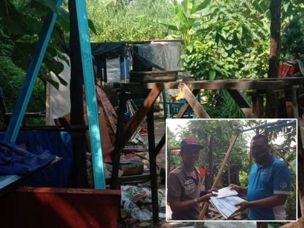 Wakil LZS menghulurkan bantuan kepada Mohd Nizam (kiri) yang terpaksa tinggal di pondok di dalam hutan berhampiran UIA Gombak bersama isterinya yang sarat mengandung.