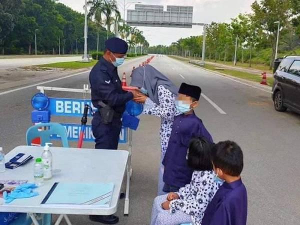 Gambar tular di media sosial memaparkan seorang wanita bersama tiga anaknya bertemu suami yang bertugas di SJR baru-baru ini.